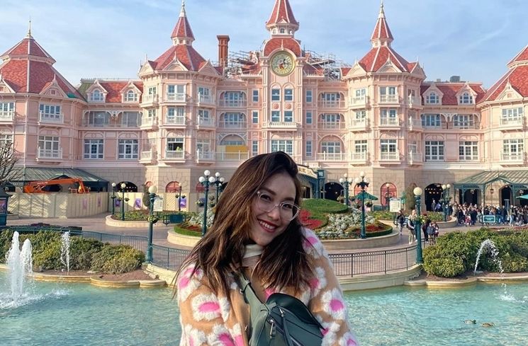 Potret Ayu Ting Ting di Disneyland Paris (Instagram/@ayutingting92)