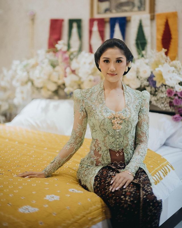 10 Potret Erina Gudono Berkebaya Cantiknya Dipuji Khas Indonesia Banget