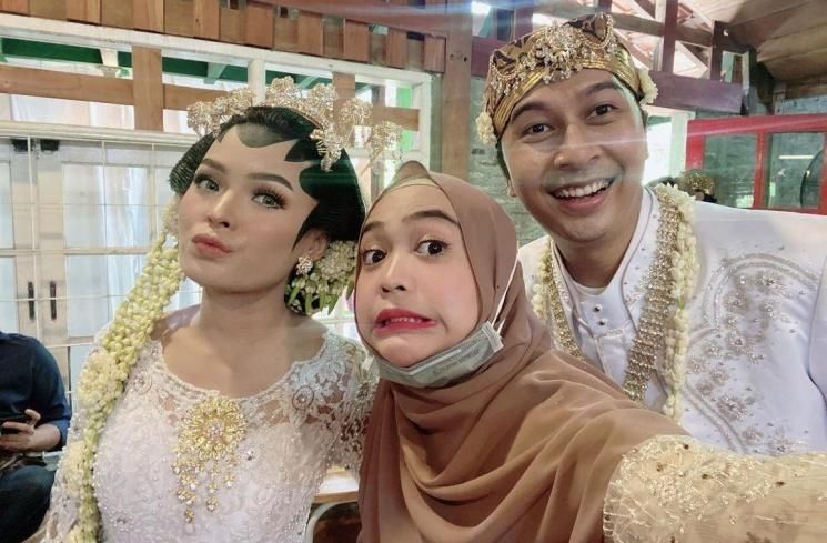 Artis Kondangan Tanpa Pasangan (Instagram/@riaricis1795)