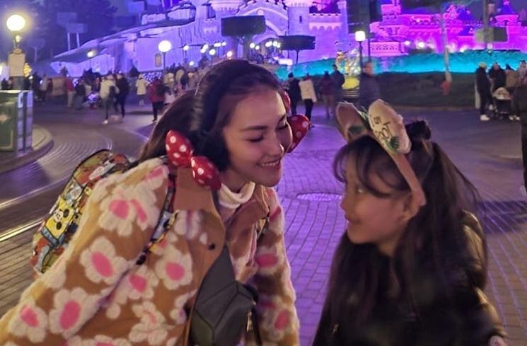 Potret Ayu Ting Ting di Disneyland Paris (Instagram/@ayutingting92)