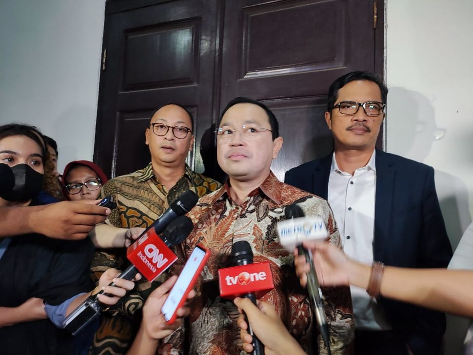 Arman Hanis pengacara Putri Candrawathi dan Ferdy Sambo mengungkapkan perasaan kliennya usai sidang vonis di PN Jaksel pada Senin (13/2/2023). [Suara.com/Rakha]