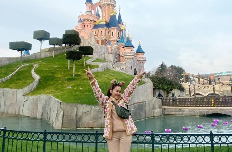 Potret Ayu Ting Ting di Disneyland Paris (Instagram/@ayutingting92)