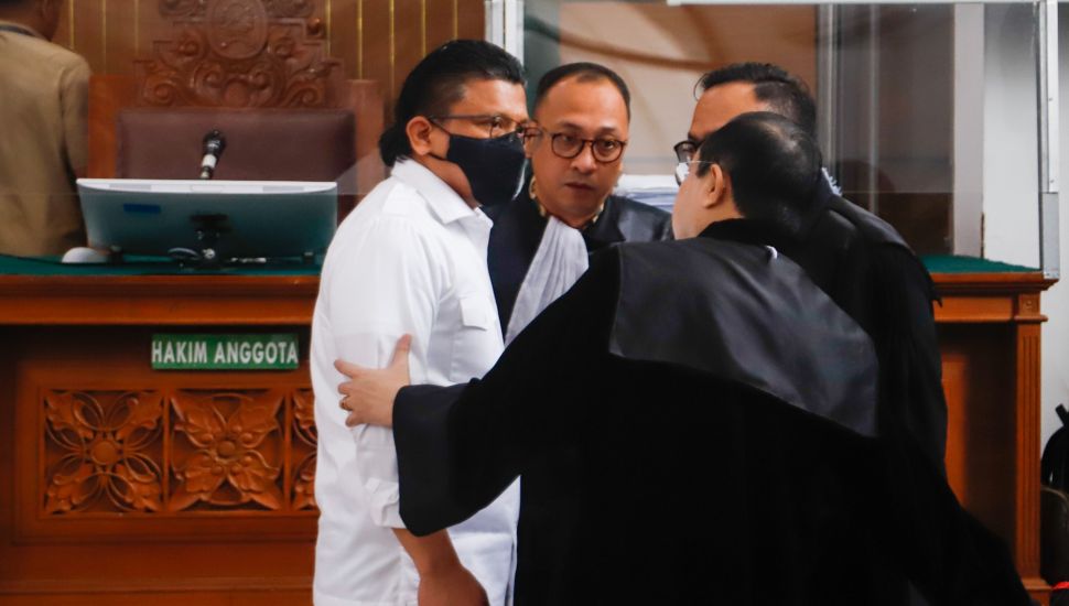 Terdakwa kasus pembunuhan Brigadir Yosua Hutabarat, Ferdy Sambo berbicara dengan penasihat hukumnya usak mengikuti sidang putusan di Pengadilan Negeri Jakarta Selatan, Senin (13/2/2023). [Suara.com/Alfian Winanto]