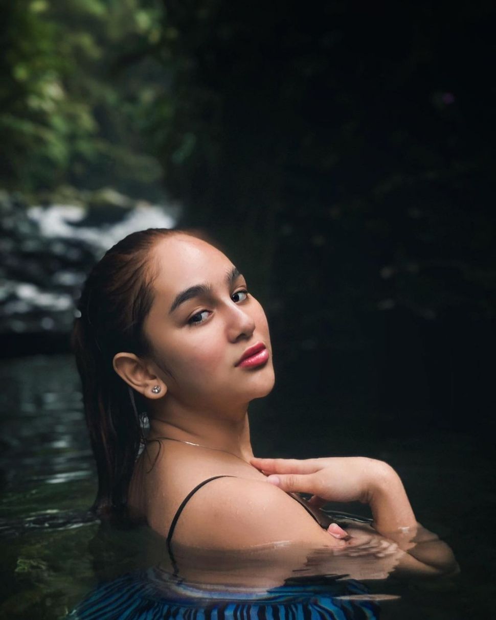 Hana Hanifah mandi di sungai. [Instagram]