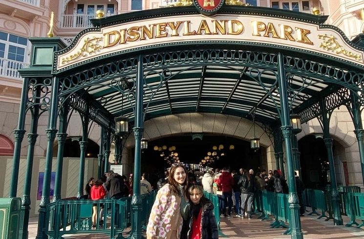 Potret Ayu Ting Ting di Disneyland Paris (Instagram/@ayutingting92)