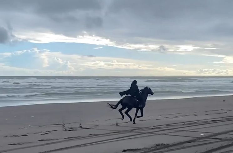 Potret Zaskia Sungkar Berkuda di Pantai (Instagram/@zaskiasungkar15)