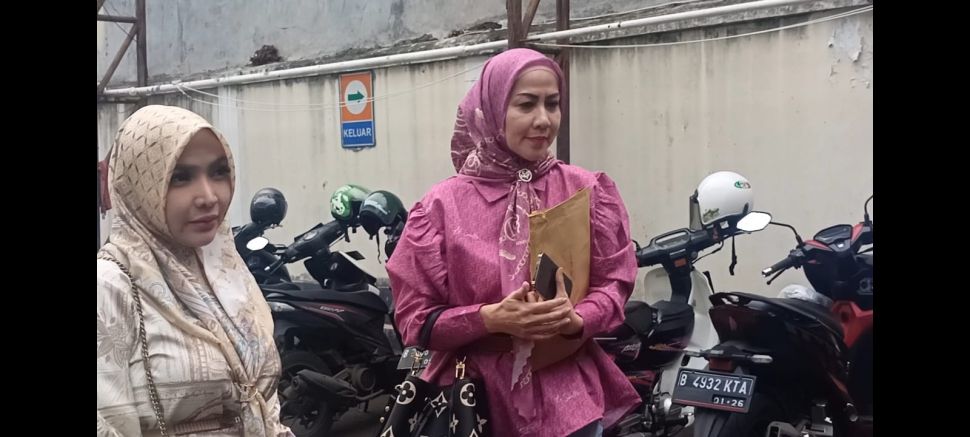 Venna Melinda didampingi sahabatnya, Roro Fitria mendatangi Komnas Perempuan di kawasan Menteng, Jakarta Pusat, Selasa (14/2/2023). Venna ingin mengadu dan berkonsultasi mengenai kasus KDRT yang ia alami dari sang suami, Ferry Irawan. [Rena Pangesti/Suara.com]