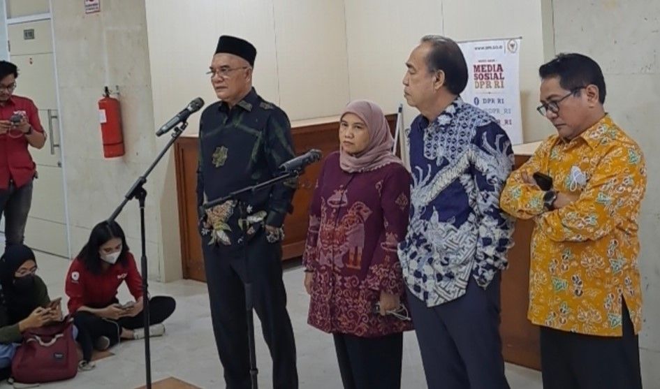 Ketua Panja Biaya Penyelenggaraan Ibadah Haji (BPIH) Komisi VIII DPR Marwan Dasopang menyampaikan besaran BPIH dan Bipih tahun ini. [Suara.com/Novian]