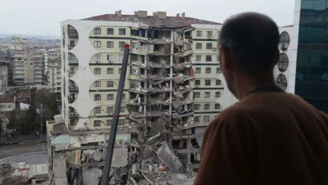 Bumi Retak Pasca Gempa Turki, Tanah Terbelah Jadi Dua  [ILYAS AKENGIN/AFP]