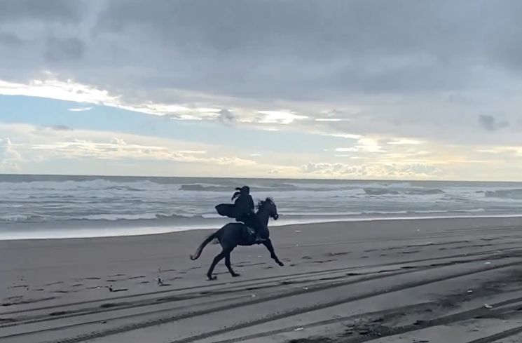 Potret Zaskia Sungkar Berkuda di Pantai (Instagram/@zaskiasungkar15)