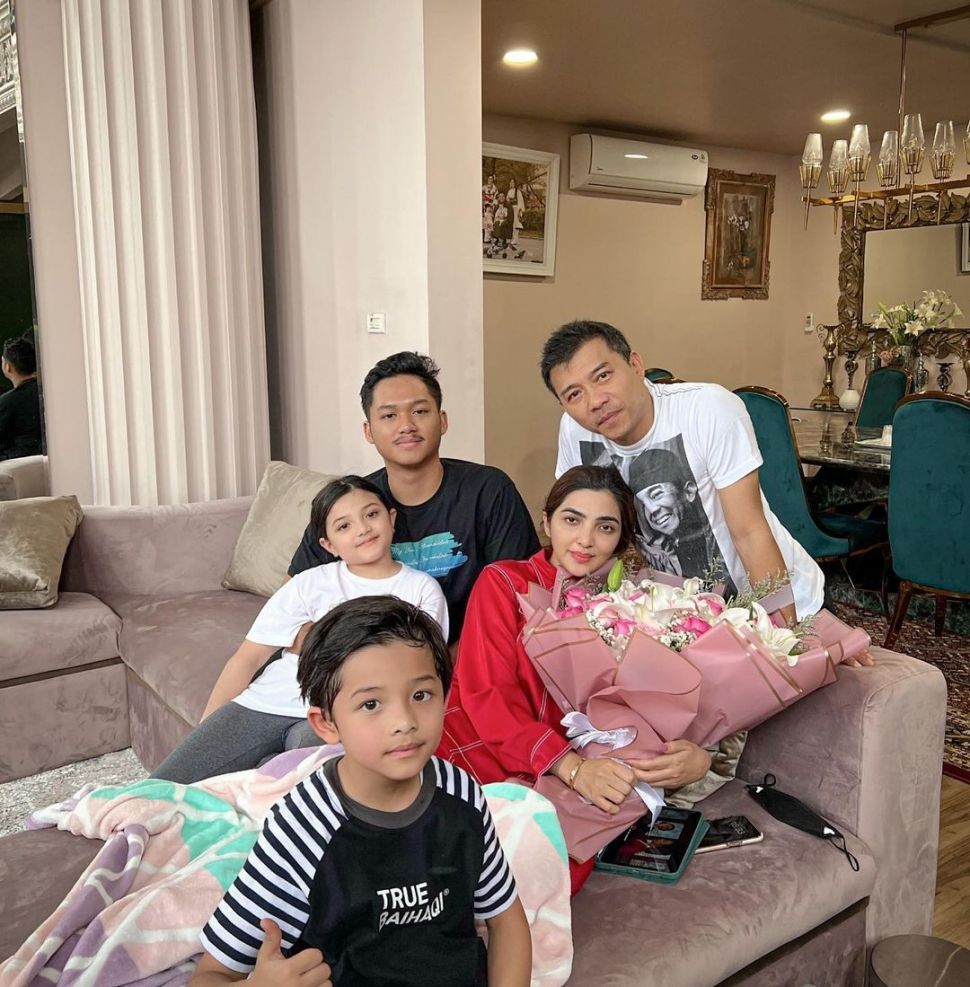 Anang Hermansyah dan Ashanty bersama anak-anak. Kondisi Ashanty terlihat pucat, setelah keluar dari rumah sakit akibat penyakit sinusitis. [Instagram]