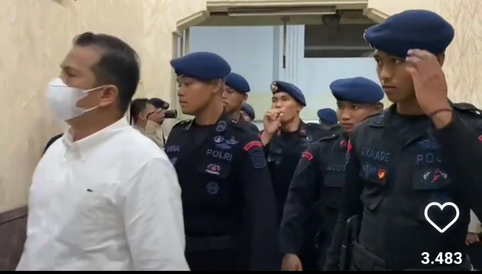 Anggota Brimob teriak-teriak saat memasuki ruang sidang untuk mengamankan persidangan perkara Disaster Stadion Kanjuruhan Malang di PN Surabaya, pada Selasa (14/2/2023) kemarin. (tangkap layar/ist)