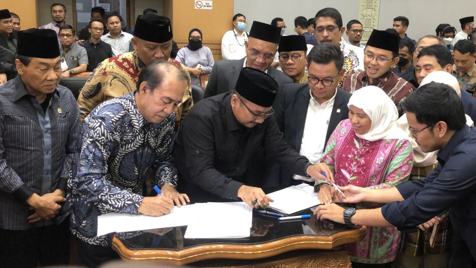 Komisi VIII DPR RI bersama pemerintah yang diwakilkan Menteri Agama Yaqut Qholil Qoumas menyepakati BPIH 2023. (Suara.com/ Novian Ardiyansyah)