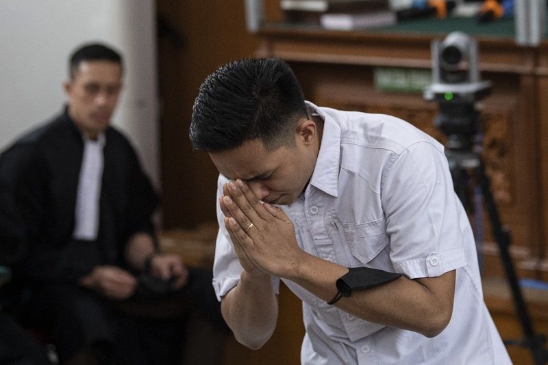 Terdakwa kasus pembunuhan berencana Brigadir Yosua Hutabarat, Richard Eliezer (kanan) alias Bharada E menjalani sidang putusan di Pengadilan Negeri Jakarta Selatan, Jakarta, Rabu (15/2/2023). [ANTARA FOTO/Sigid Kurniawan].