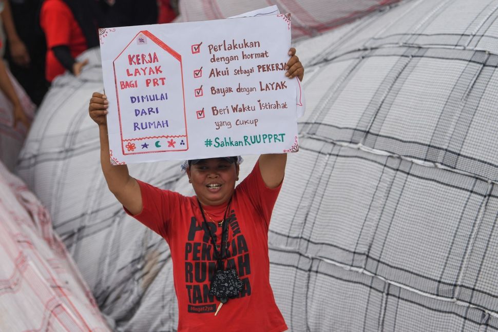 Aktivis membawa poster dalam aksi damai memperingati Hari Pekerja Rumah Tangga di depan kompleks Parlemen, Senayan, Jakarta, Rabu (15/2/2023). [ANTARA FOTO/Aditya Pradana Putra].