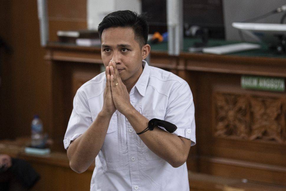 Terdakwa kasus pembunuhan berencana Brigadir Yosua Hutabarat, Richard Eliezer alias Bharada E memberikan salam saat sidang dnegan agenda pembacaan vonis di Pengadilan Negeri Jakarta Selatan, Jakarta, Rabu (15/2/2023). [ANTARA FOTO/Sigid Kurniawan].