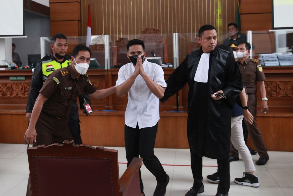 Terdakwa kasus pembunuhan berencana Brigadir Yosua Hutabarat, Richard Eliezer alias Bharada E divonis 1 tahun 6 bulan pidana penjara. [ANTARA FOTO/Reno Esnir].