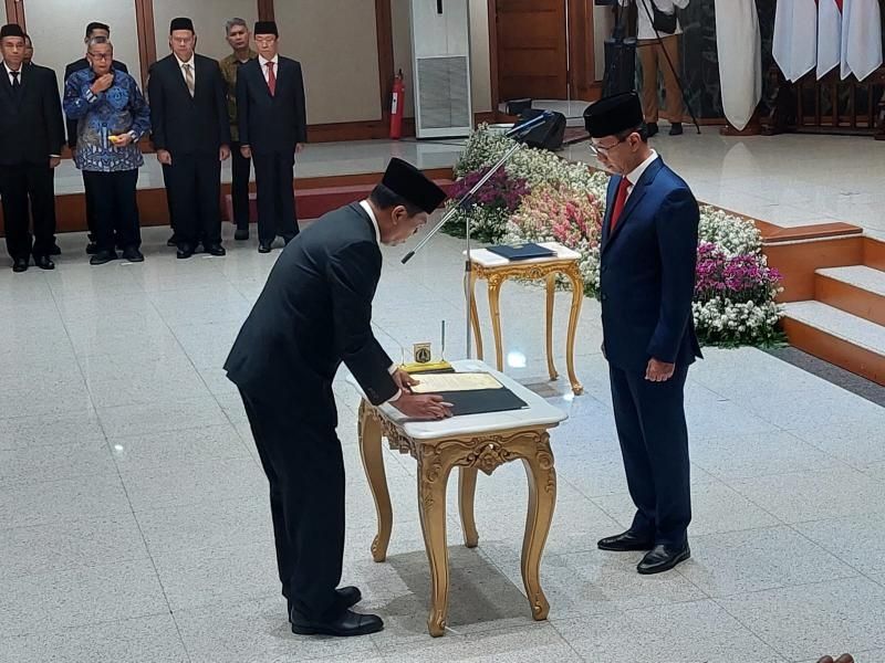 Penjabat (Pj) Gubernur DKI Jakarta Heru Budi Hartono memimpin proses pelantikan Joko Agus Setyono sebagai Sekretaris Daerah (Sekda) DKI Jakarta di Balai Kota DKI Jakarta pada Rabu (15/2/2023). (Suara.com/Fakhri)