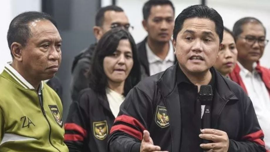 Ketua Umum PSSI Erick Thohir (kanan) didampingi Wakil Ketua Umum PSSI Zainudin Amali (kiri) dan Ratu Tisha (kedua kiri) memberikan keterangan pers usai menggelar rapat Komite Eksekutif (Exco) PSSI di Kantor PSSI, GBK Arena, Jakarta, Sabtu (18/2/2023). Rapat Exco PSSI itu memutuskan untuk membentuk Komite Ad Hoc Suporter dan Komite Ad Hoc Infrastruktur. [ANTARA FOTO/Hafidz Mubarak A/hp]