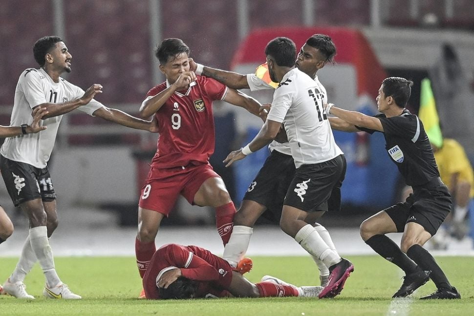 Pesepak bola Tim Nasional Fiji U-20 Pawan Pratap Singh (kedua kanan) memukul pesepak bola Tim Nasional Indonesia U-20 Hokky Caraka (kedua kiri) dalam pertandingan uji coba internasional U-20 di Stadion Utama Gelora Bung Karno (SUGBK), Senayan, Jakarta, Jumat (17/2/2023). Timnas Indonesia U-20 kalahkan Fiji U-20 dengan skor akhir 4-0. ANTARA FOTO/M Risyal Hidayat/foc. 