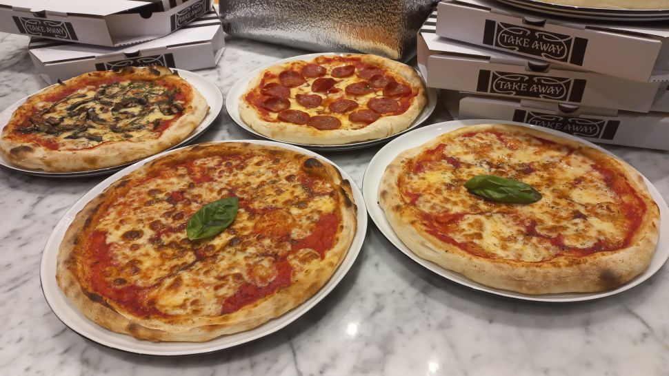 Executive Chef Pizza Marzano, Endang Sunardi bicara soal cara tepat menghangatkan pizza. (Dini/Suara.com)