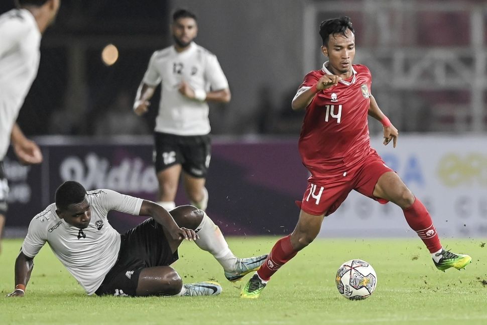 Pesepak bola Tim Nasional Indonesia U-20 Robi Darwis (kanan) melewati hadangan pesepak bola Tim Nasional Fiji U-20 Sailasa Ratu (kiri) dalam pertandingan uji coba internasional U-20 di Stadion Utama Gelora Bung Karno (SUGBK), Senayan, Jakarta, Jumat (17/2/2023). Timnas Indonesia U-20 kalahkan Fiji U-20 dengan skor akhir 4-0. ANTARA FOTO/M Risyal Hidayat/foc. 