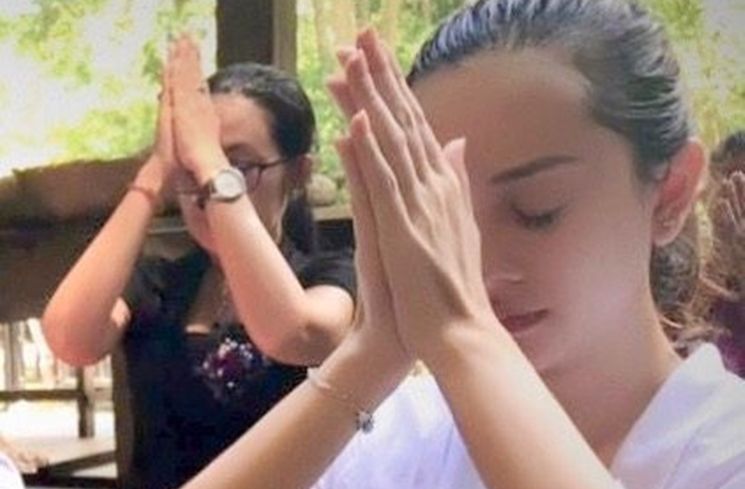 Potret Aura Kasih Melukat di Bali (Instagram/@aurakasih)