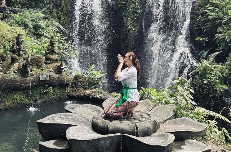 Potret Aura Kasih Melukat di Bali (Instagram/@aurakasih)