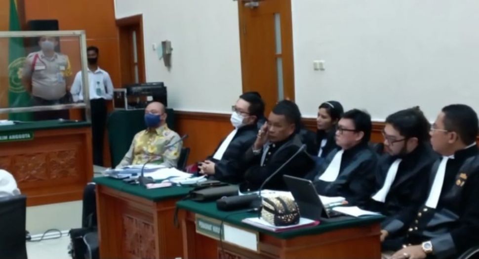 Hotman Paris dan tim pengacara Irjen Teddy Minahasa dalam persidangan kasus penilapan barbuk sabu yang digelar di PN Jakarta Barat, (Suara.com/Faqih)