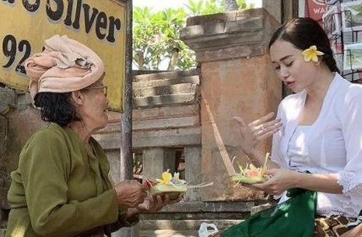 Potret Aura Kasih Melukat di Bali (Instagram/@aurakasih)