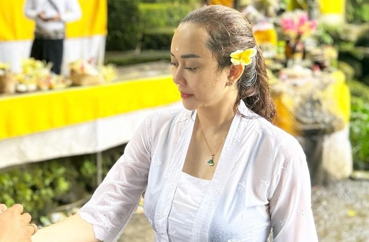 Potret Aura Kasih Melukat di Bali (Instagram/@aurakasih)