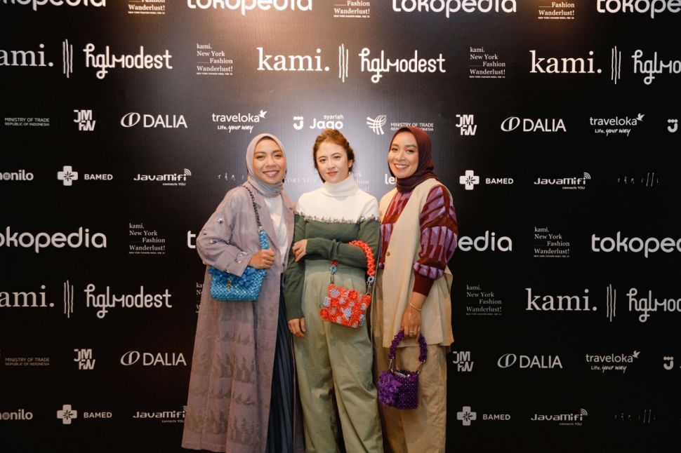 Pendiri brand modest lokal, Kami. yakni Istafiana Candarini, Afina Candarini, dan Nadya Karina. (Dini/Suara.com)