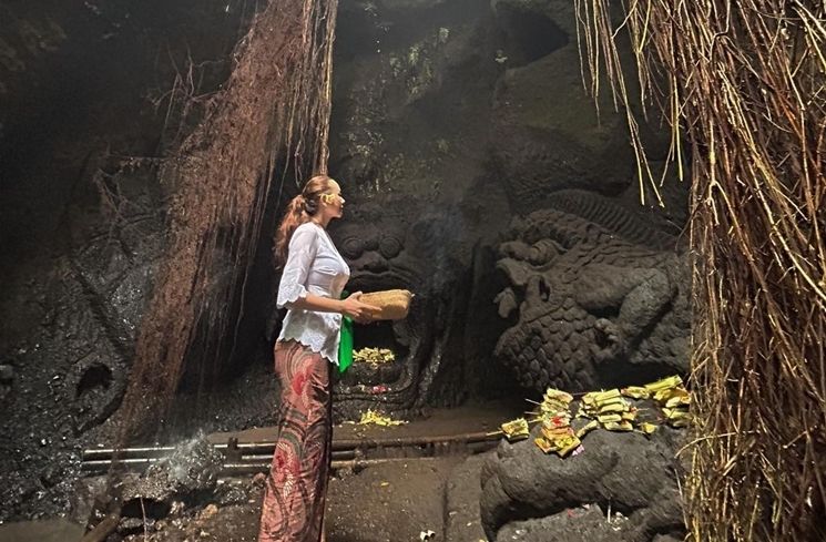 Potret Aura Kasih Melukat di Bali (Instagram/@aurakasih)