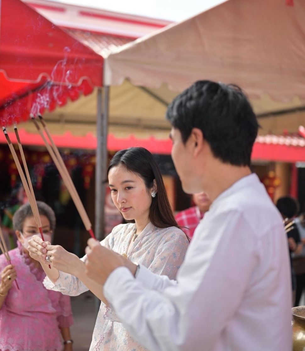 Potret Treechada Petcharat atau Nong Poy Bersama Calon Suaminya Oak Phakwa Hongyok (Instagram)