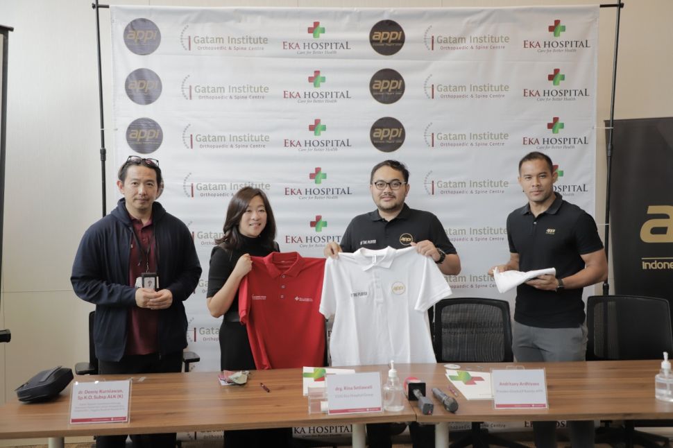 Penandatanganan Memorandum of Understanding (MoU) oleh drg. Rina Setiawati selaku Chief Operating Officer (COO) Eka Hospital Group dan Andritany Ardhiyasa selaku Presiden Eksekutif Komite serta M. Hardika Aji selaku CEO APPI. (Dok: Eka Hospital)