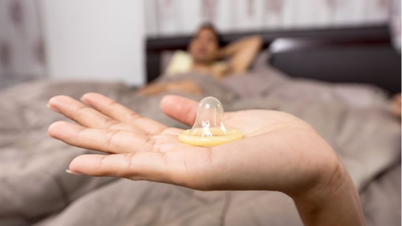 Ilustrasi menggunakan kondom saat berhubungan seks dengan pasangan (Pexels/Pixabay)