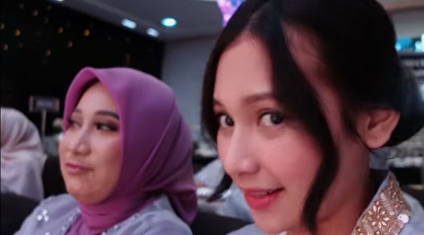 Momen Indah Permatasari Datang ke Nikahan Adik. (YouTube/Indah Permatasari)