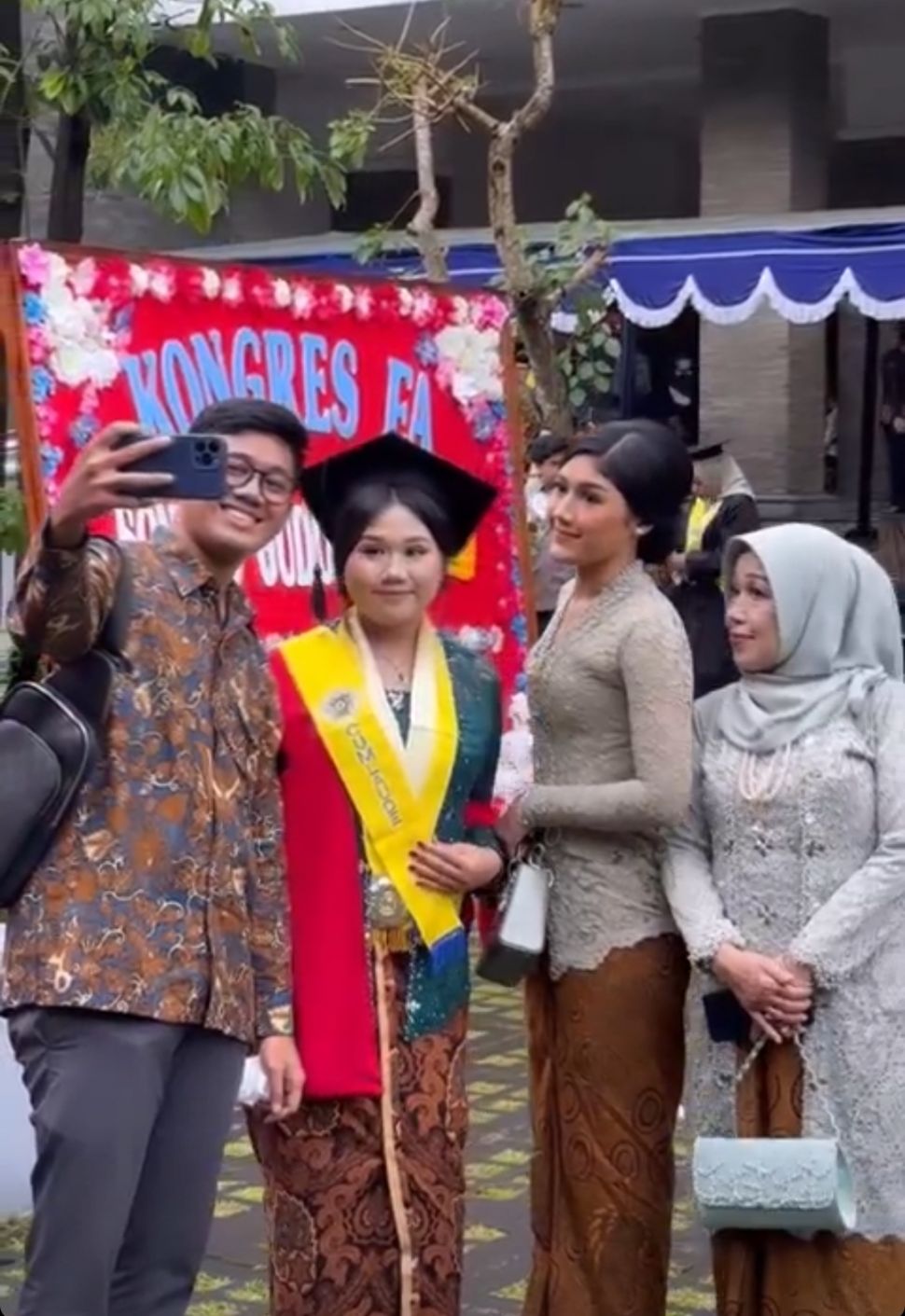 Penampilan Erina Gudono di Wisuda Adik (Instagram @shaniagudono)