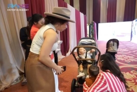 Gaya Nikita Willy dan Baby Izz di Ultah Ameena. (YouTube/RANS Entertainment)