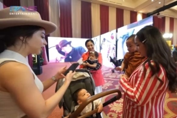 Gaya Nikita Willy dan Baby Izz di Ultah Ameena. (YouTube/RANS Entertainment)