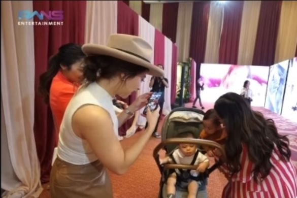 Gaya Nikita Willy dan Baby Izz di Ultah Ameena. (YouTube/RANS Entertainment)