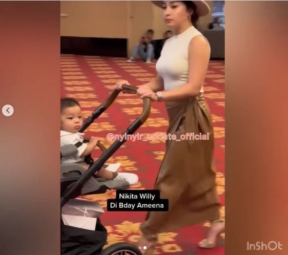 Gaya Nikita Willy dan Baby Izz di Ultah Ameena. (Instagram/insta_julid)