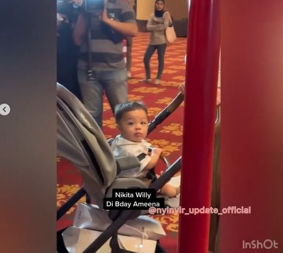 Gaya Nikita Willy dan Baby Izz di Ultah Ameena. (Instagram/insta_julid)