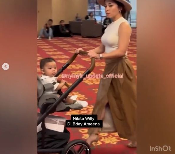 Gaya Nikita Willy dan Baby Izz di Ultah Ameena. (Instagram/insta_julid)