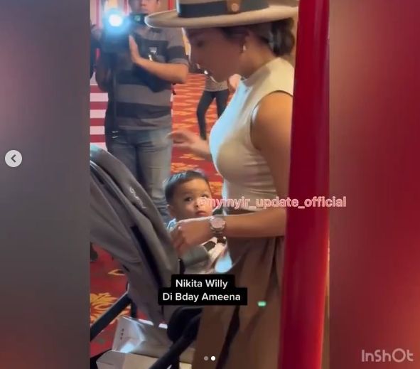 Gaya Nikita Willy dan Baby Izz di Ultah Ameena. (Instagram/insta_julid)