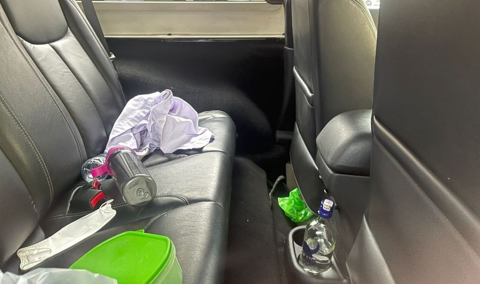 Botol minuman berakohol atau miras ditemukan di dalam mobil Rubicon yang digunakan Mario Dandy Satriyo (20) saat menganiaya David (17) di Pesanggrahan, Jakarta Selatan. (Suara.com/Yasir)