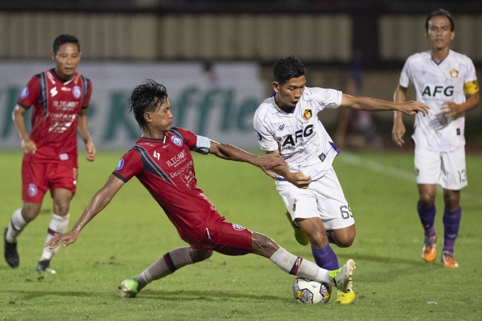 Pesepak bola Arema FC Johan Ahmad Farizi (kiri) berebut bola dengan pesepak bola Persik Kediri Rangga Widiansyah (kanan) pada pertandingan Liga 1 di Stadion PTIK, Jakarta, Selasa (28/2/2023). Persik Kediri menang 3-2 atas Arema FC. ANTARA FOTO/Wahyu Putro A/rwa. 