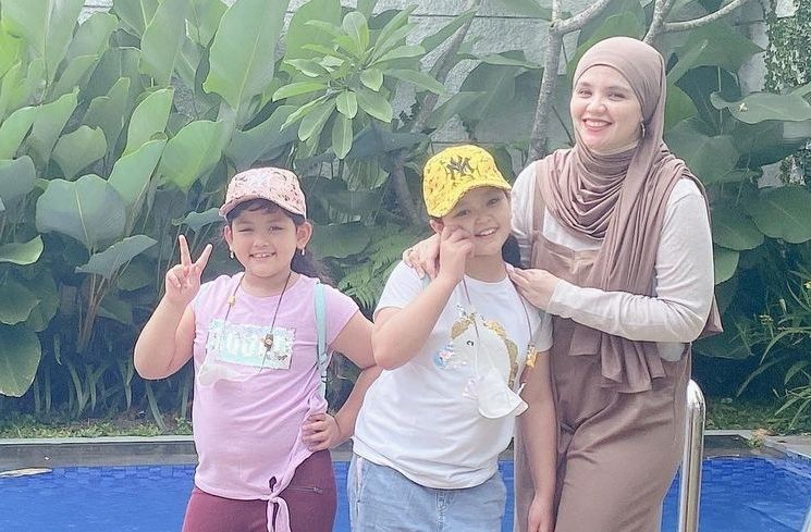 Potret Aldila Jelita Momong Anak (Instagram/@dhila_bekti)