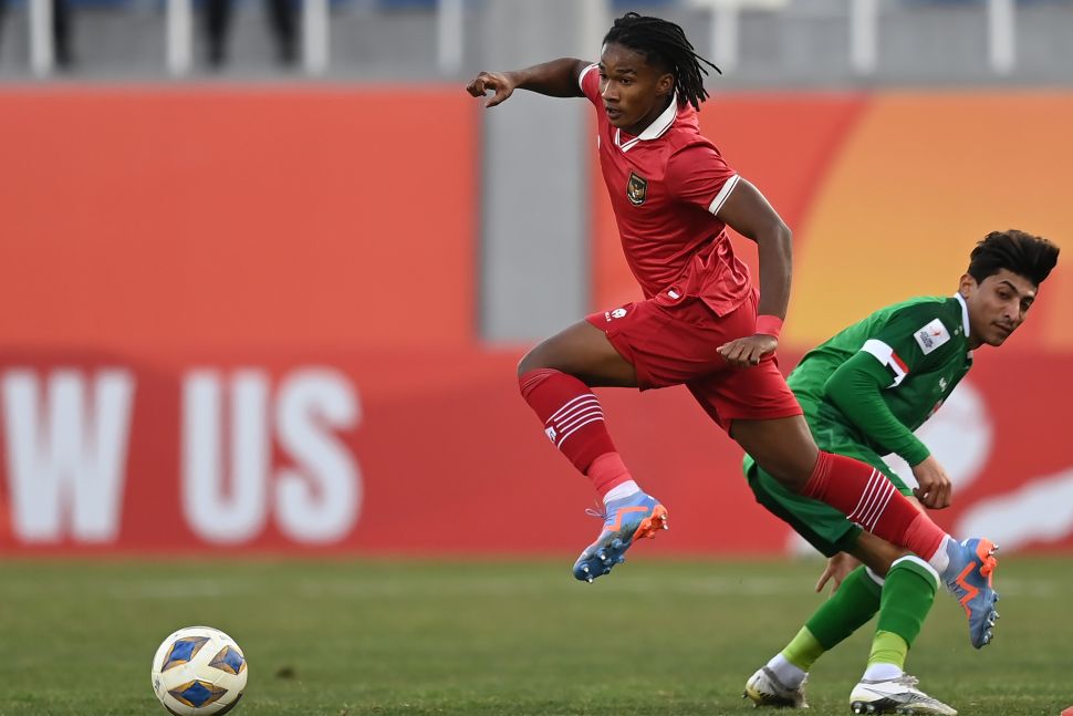 Pemain Timnas U-20 Indonesia Ronaldo Joybera Junior menggiring bola melewati pemain Timnas U-20 Irak Ali Jasim dalam kualifikasi Grup A Piala Asia U-20 di Stadion Lokomotiv, Tashkent, Uzbekistan, Rabu (1/3/2023). ANTARA FOTO/Sigid Kurniawan/foc. 