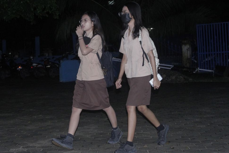 Para pejalar Sekolah Menengah Atas (SMA) yang terlambat tiba di halaman SMA Negeri I Kupang di Kota Kupang, NTT, Rabu (1/3/2023).[ANTARA FOTO/Kornelis Kaha].
